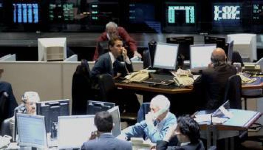 Los cupones ganan hasta 2,5% y el Merval arranca en negativo por YPF