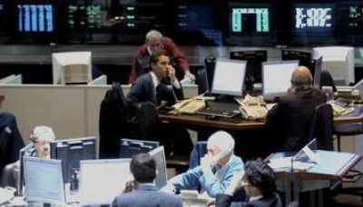 Los cupones ganan hasta 2,5% y el Merval arranca en negativo por YPF