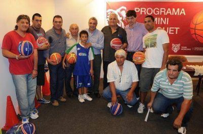 Entrega de material de b�squet a ocho clubes de barrio de Tigre