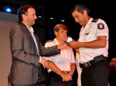 Polic�as bonaerenses fueron distinguidos en Lomas