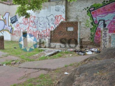 Arrojan basura en una plaza de Bernal