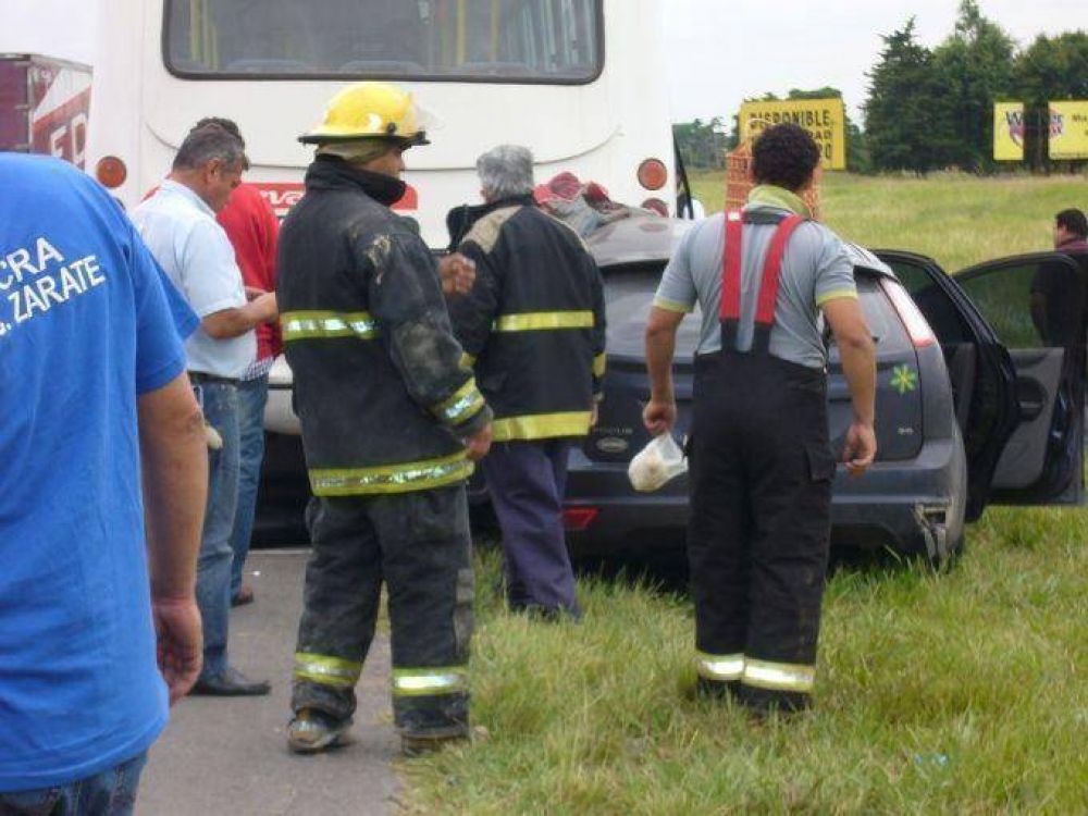 Chocan un auto y un colectivo en Ruta 9