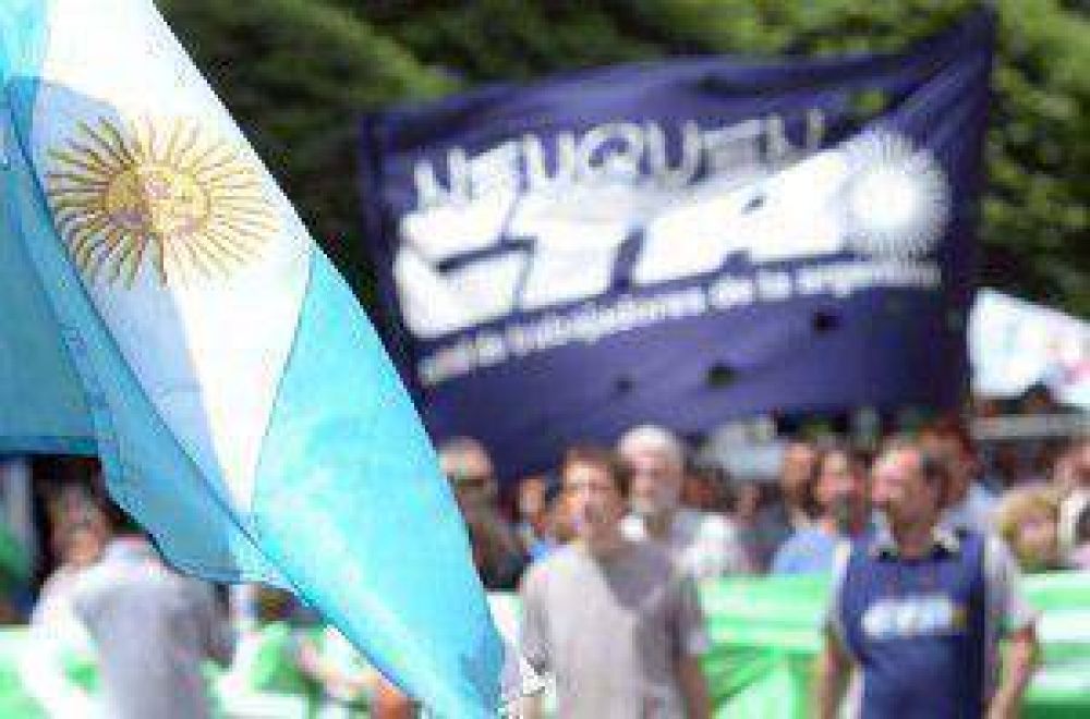 Importante marcha de los estatales neuquinos