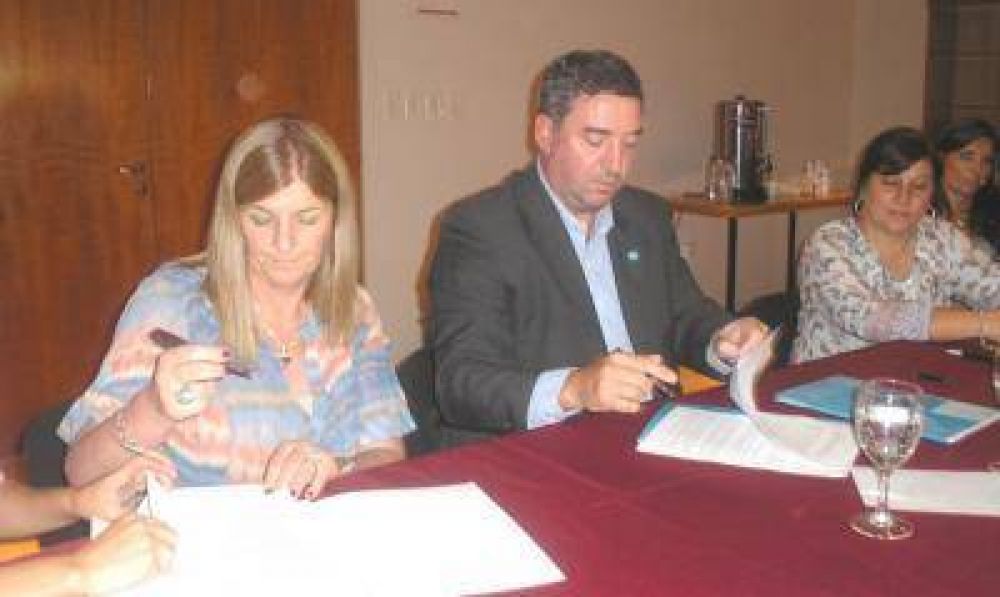 Entregan becas para estudiantes de escuelas t�cnicas y agrot�cnicas