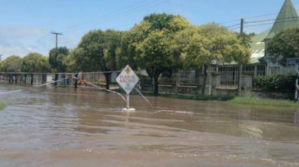 Abren un canal para evacuar el agua en Freyre