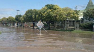 Abren un canal para evacuar el agua en Freyre