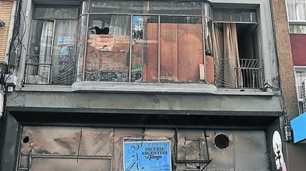 Palos, pedradas y destrozos en un edificio tomado en pleno Centro