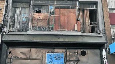 Palos, pedradas y destrozos en un edificio tomado en pleno Centro