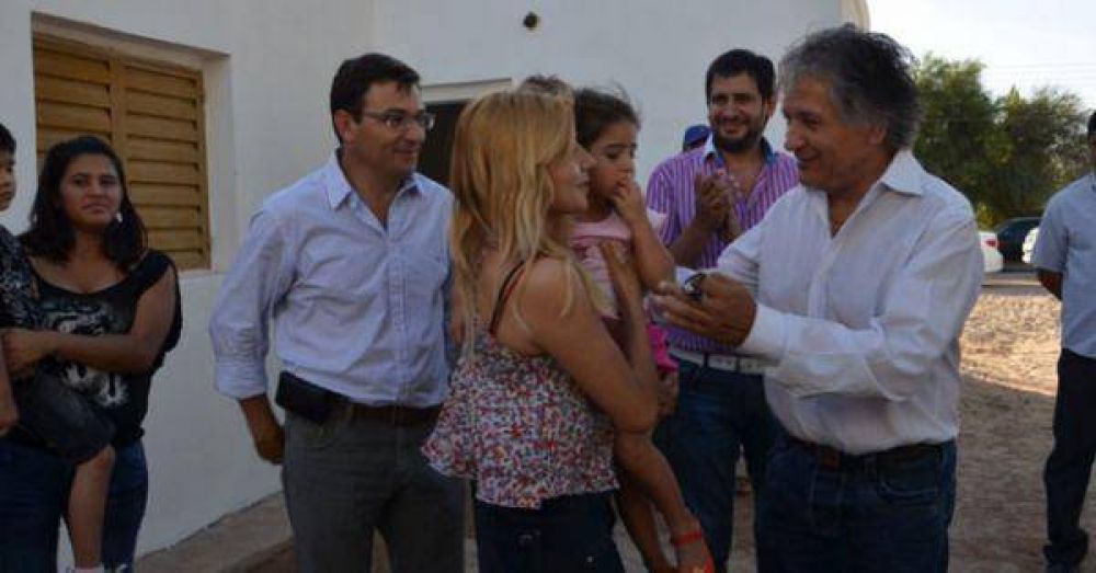 Bosetti entreg� viviendas, recorri� y anunci� obras en Villa Castelli