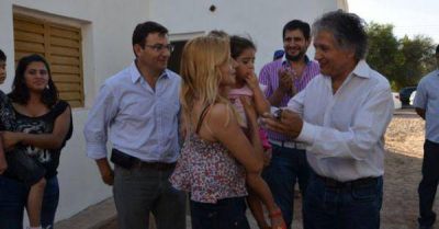 Bosetti entreg� viviendas, recorri� y anunci� obras en Villa Castelli