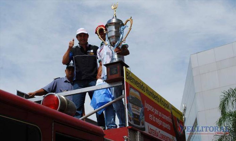 En autobomba y caravana, Krujoski pase� con la copa de campe�n por la ciudad