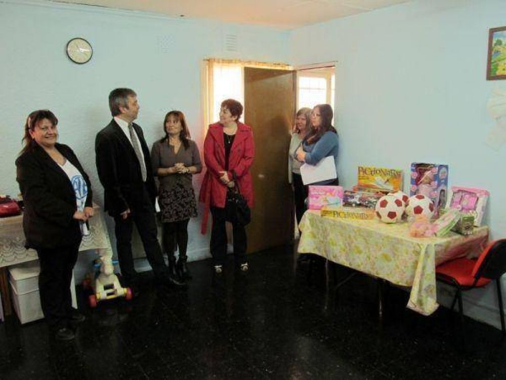 El Banco de Tierra del Fuego don� juguetes para el programa de Protecci�n Integral Familiar