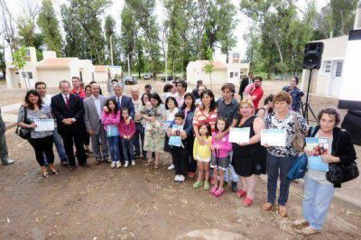 El Gobernador entreg� viviendas en la ciudad de Juana Koslay