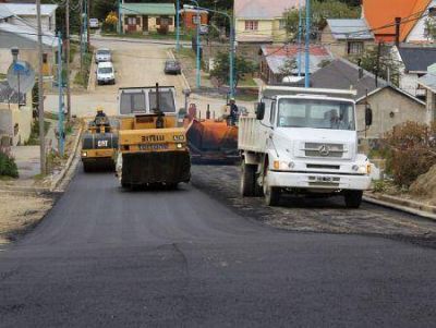 El municipio pavimenta la calle Neuqu�n