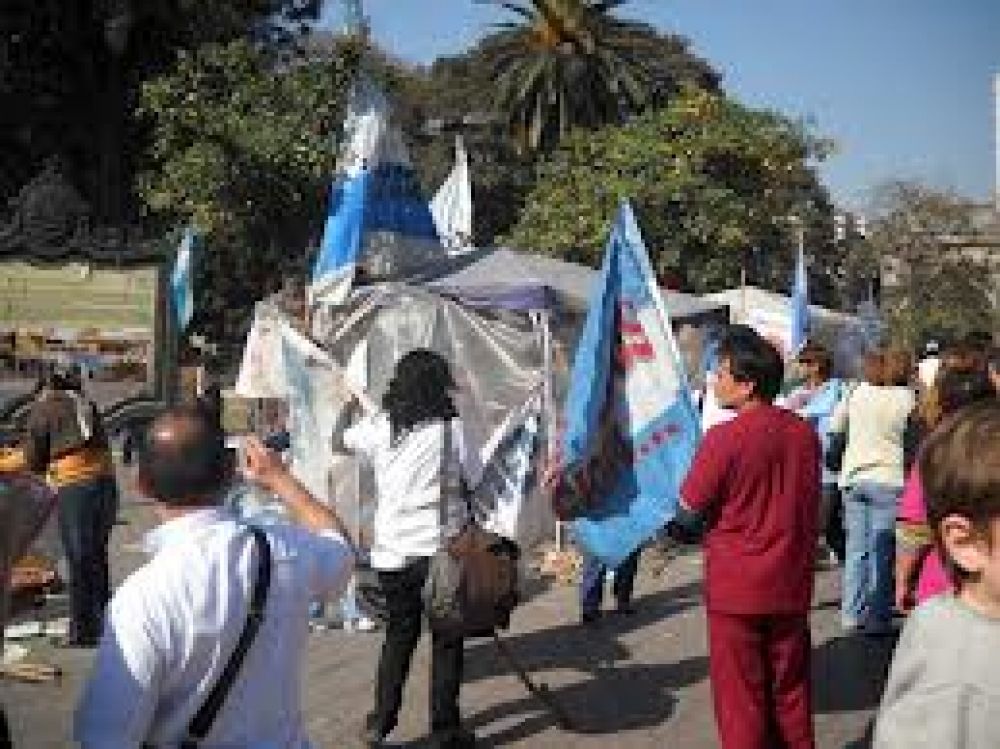 El SiTAS y el Ejecutivo llegaron a un acuerdo y se levant� la carpa de Plaza Independencia