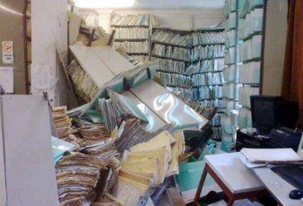 Dos trabajadores aplastados por una estanter�a saturada de expedientes en el Registro Automotor N� 3