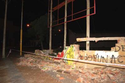 El viento derrib� un tapial en la zona c�ntrica