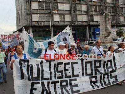 Se movilizaron en adhesi�n a la medida convocada por CTA y recordaron las v�ctimas del 2001