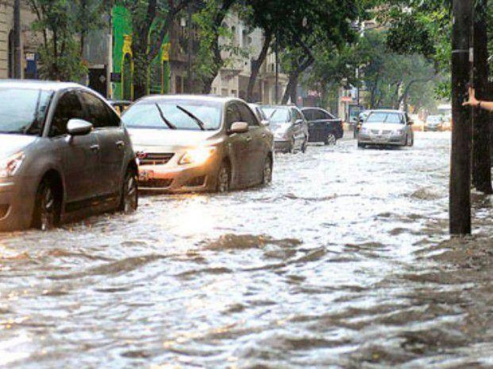 Llovi� sin piedad durante cuatro horas y las calles de Rosario quedaron anegadas