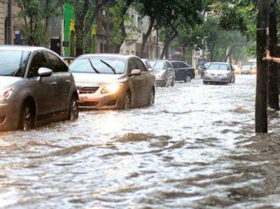 Llovi� sin piedad durante cuatro horas y las calles de Rosario quedaron anegadas