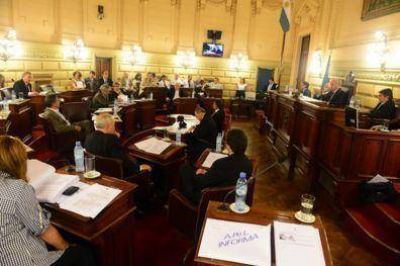 Los legisladores del PJ votaron la ley fundamental, pero le pasaron una nueva factura a Bonfatti por la ejecuci�n.