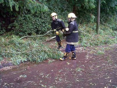 Arduo trabajo de bomberos y �rea municipales por los fuertes vientos y la intensa lluvia