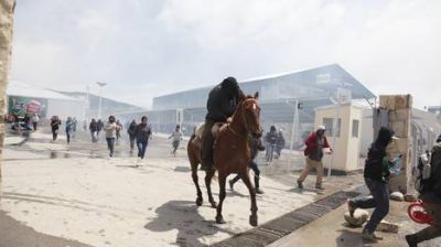 M�s de cien personas saquean negocios y protagonizan graves disturbios en Bariloche