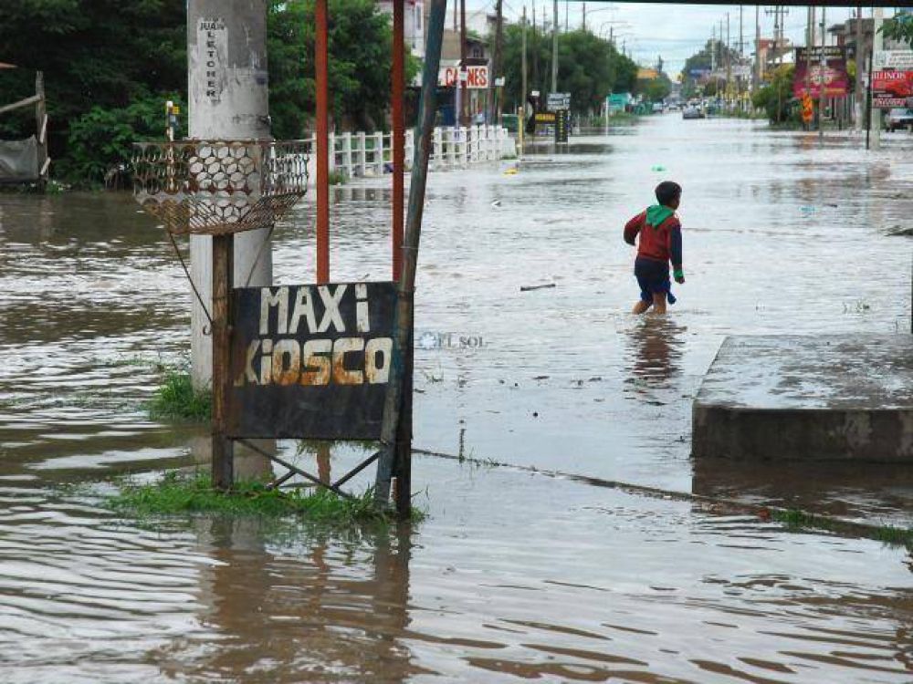 La lluvia inund� varias calles de la ciudad