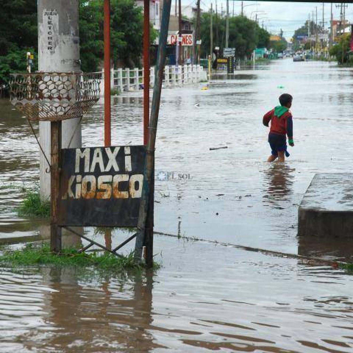 La lluvia inundó varias calles de la ciudad
