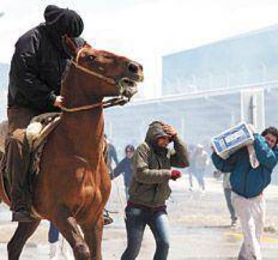 C�ctel de saqueos y gendarmes en Bariloche