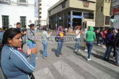 Reclamos de vecinos por asistencia y materiales