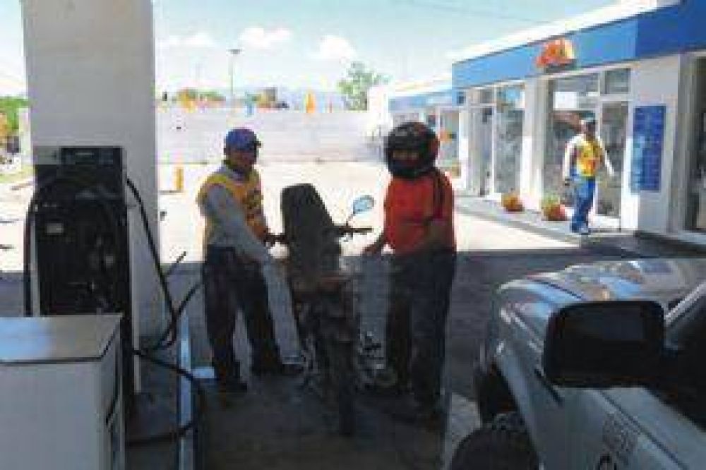 Multan a estaci�n de servicio que vende combustible a motociclistas sin casco