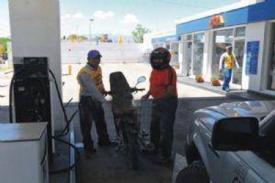 Multan a estaci�n de servicio que vende combustible a motociclistas sin casco