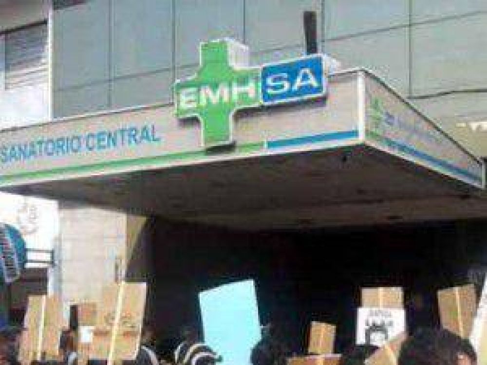 Reclaman en las puertas del EMHSA por despidos