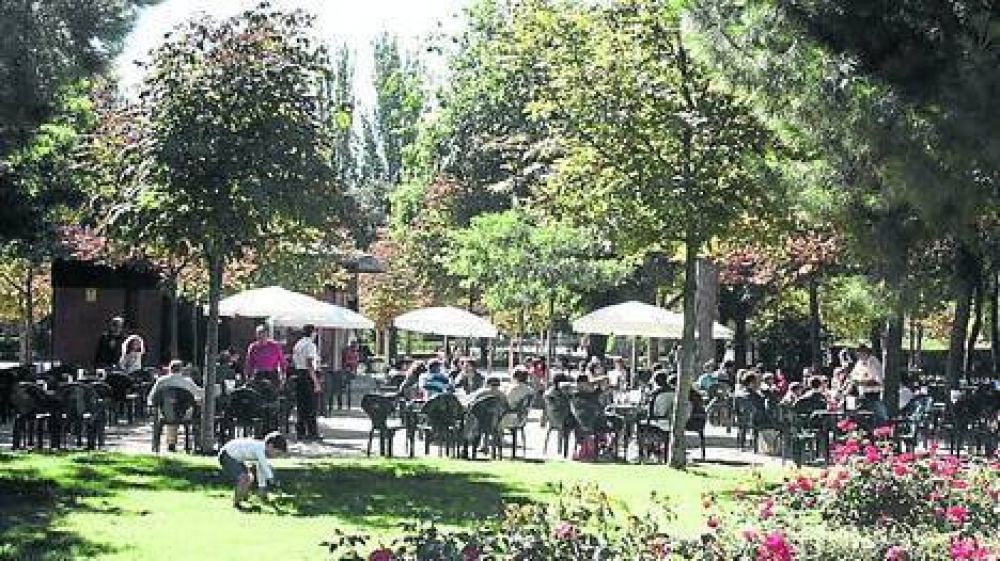 La instalaci�n de bares en plazas sum� otro fracaso