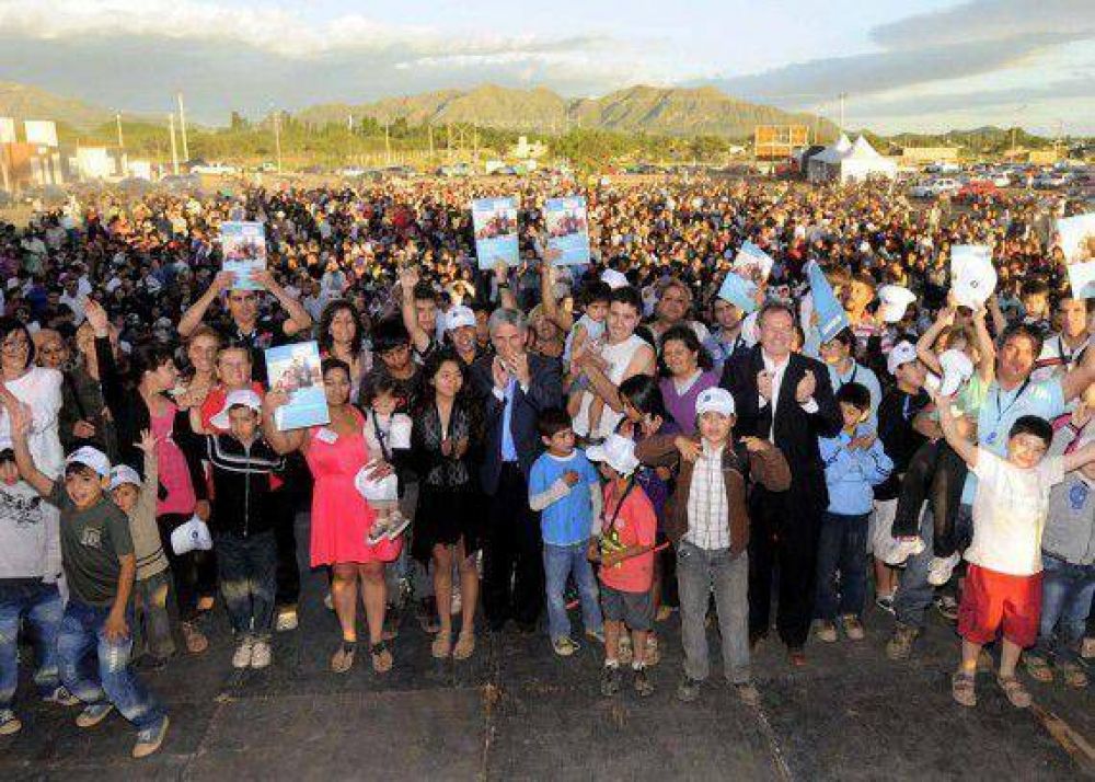 Navidad en casa: Poggi entreg� 300 nuevas viviendas en la ciudad Capital