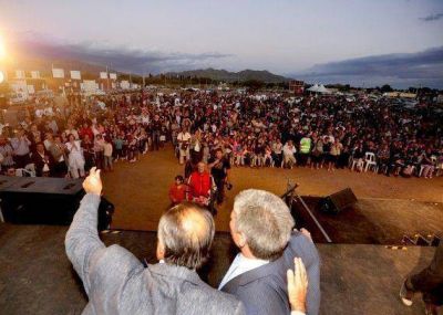 Un invitado especial: Adolfo Rodr�guez Sa� particip� de la entrega de viviendas