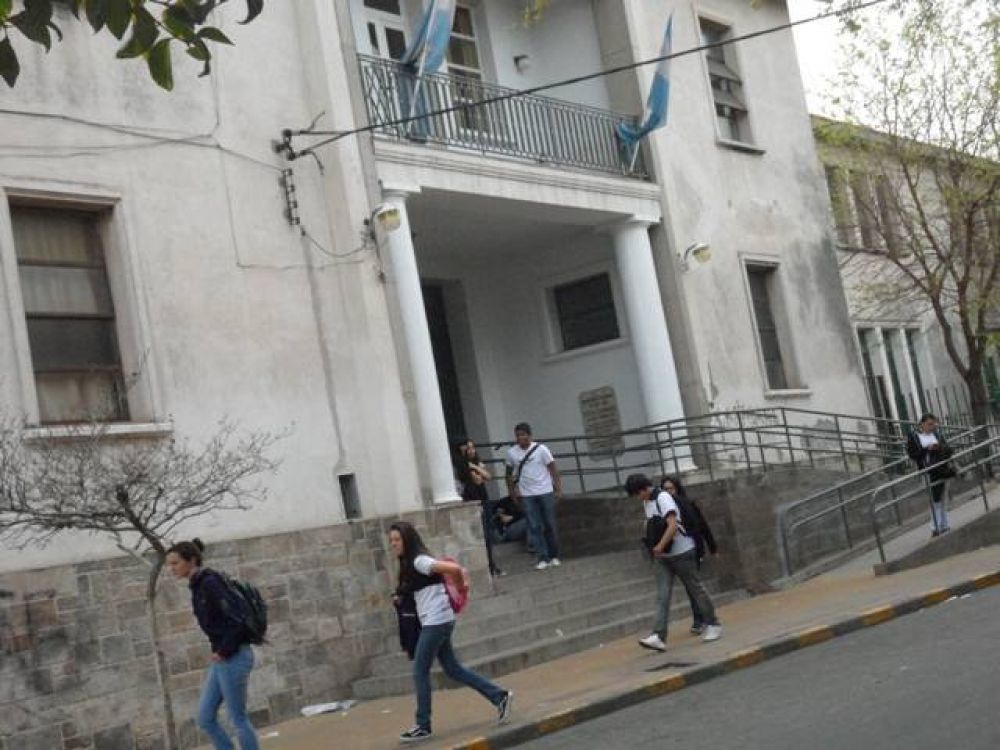 Escandalosa designaci�n de la rectora de la escuela normal mixta
