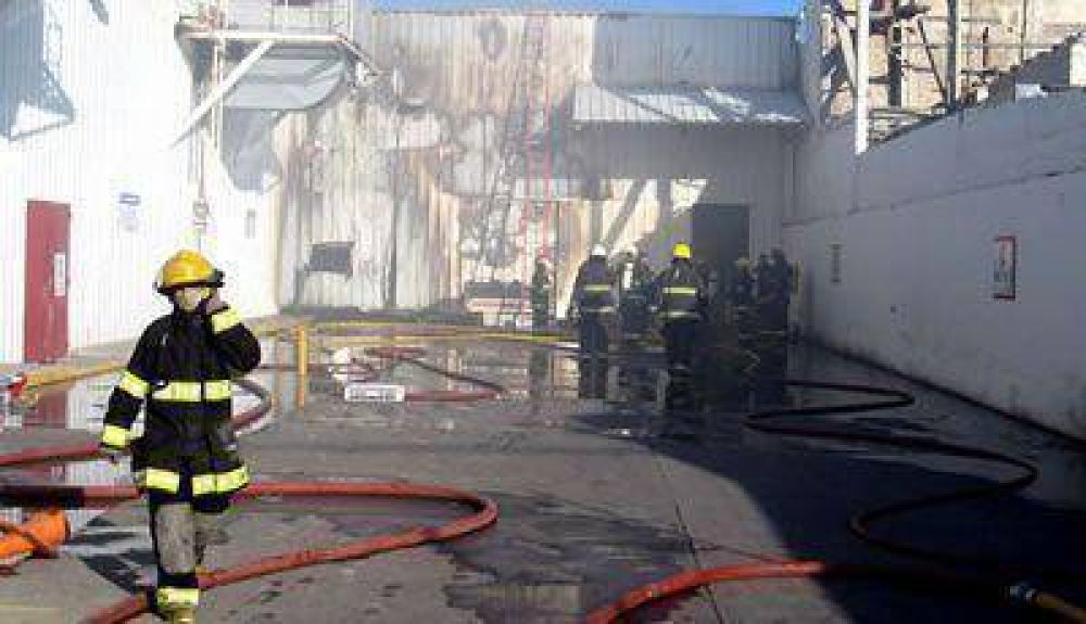 Incendio intencional en el deposito de un hipermercado en Rawson