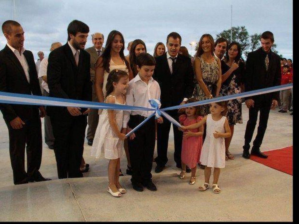 Inauguraron centro comercial modelo