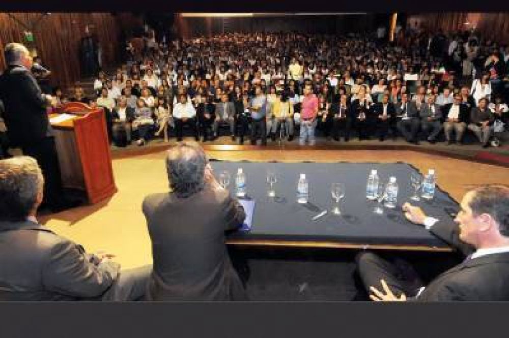Buzzi anunci� la creaci�n de la Escuela de Conducci�n y Gesti�n Directiva para docentes
