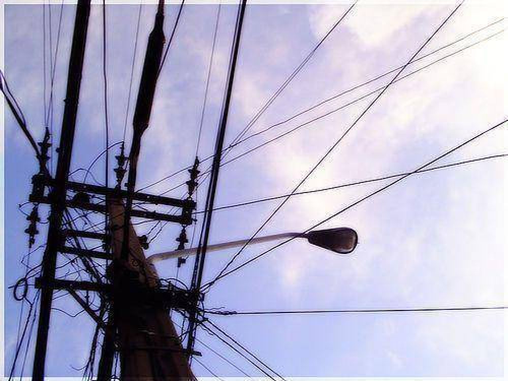 La provincia firma un convenio por $ 82.000.000 para electrificaci�n rural en 23 localidades.