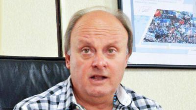 En un horario particular, el intendente rinde cuentas