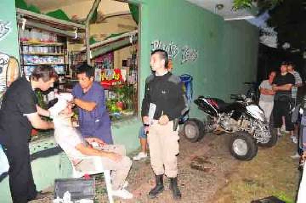 Esquivaron auto con el cuatriciclo y se incrustaron en vidriera de una forrajer�a