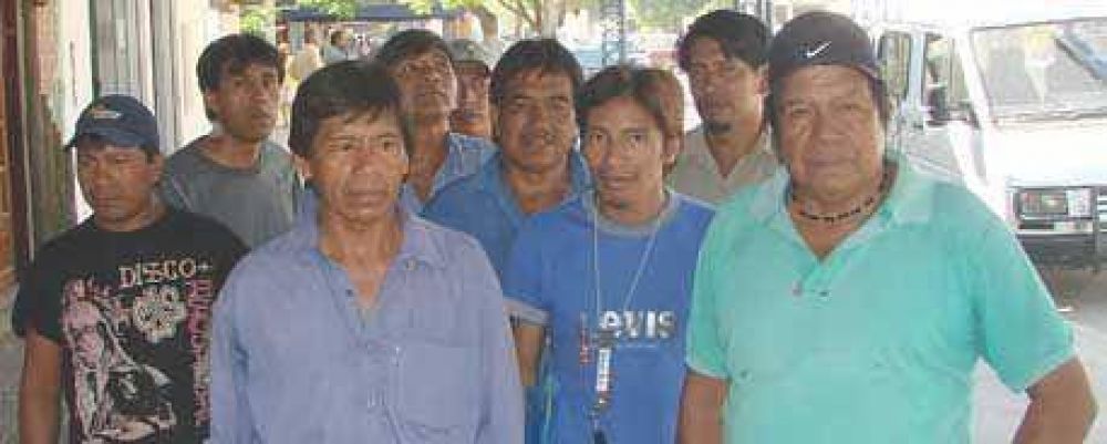 Abor�genes reclaman por obras de viviendas.