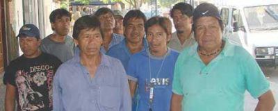 Abor�genes reclaman por obras de viviendas.