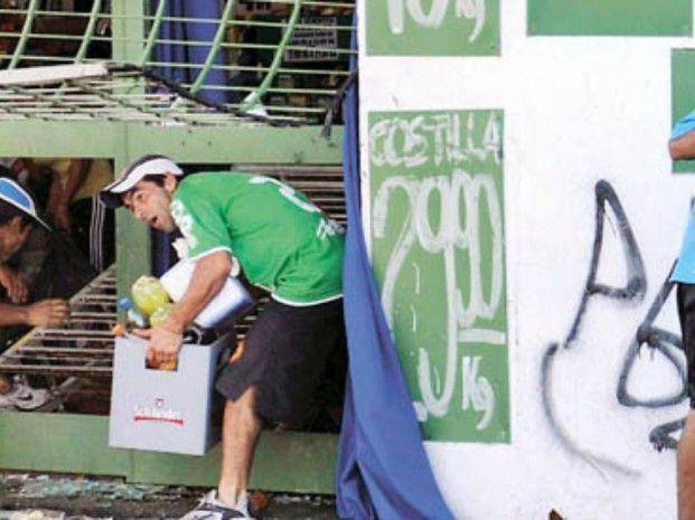Villa Gobernador G�lvez: grupos de j�venes saquearon un supermercado