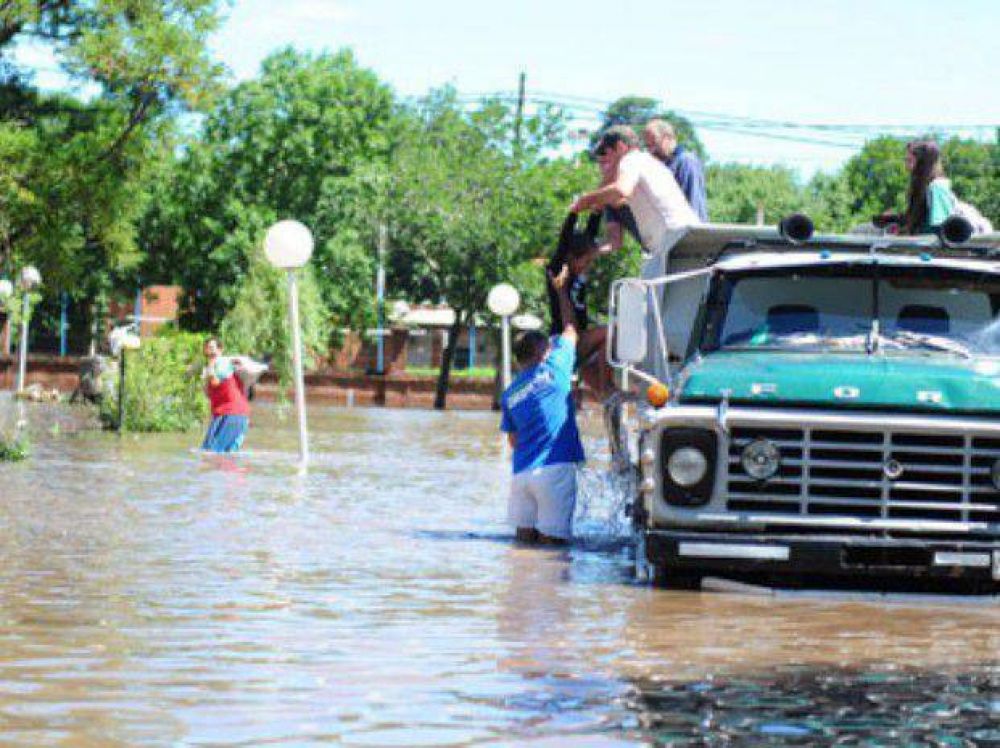 Funes y Rold�n, sitiadas por el agua y por los piquetes de vecinos damnificados por la tormenta