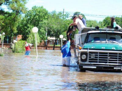 Funes y Rold�n, sitiadas por el agua y por los piquetes de vecinos damnificados por la tormenta