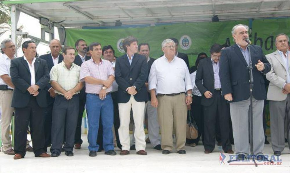 Unas 15 comunas recibieron equipos y veh�culos del programa provincial